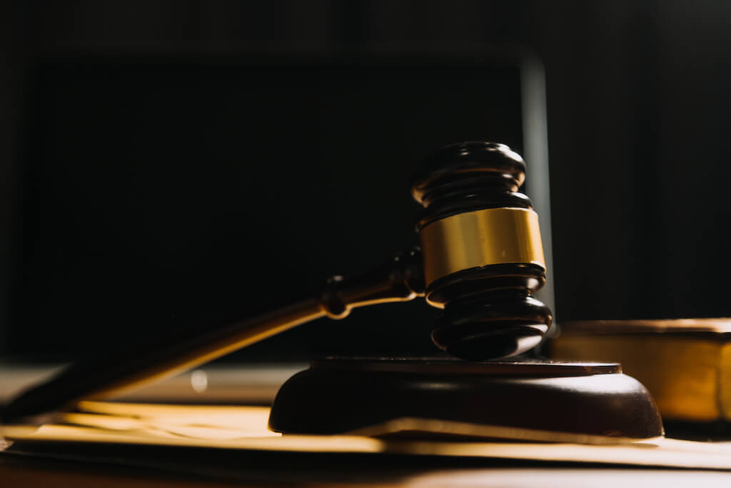 Rodzina zmarłego oskarża syna o to, że przyczynił się do jego śmierci, co robić?