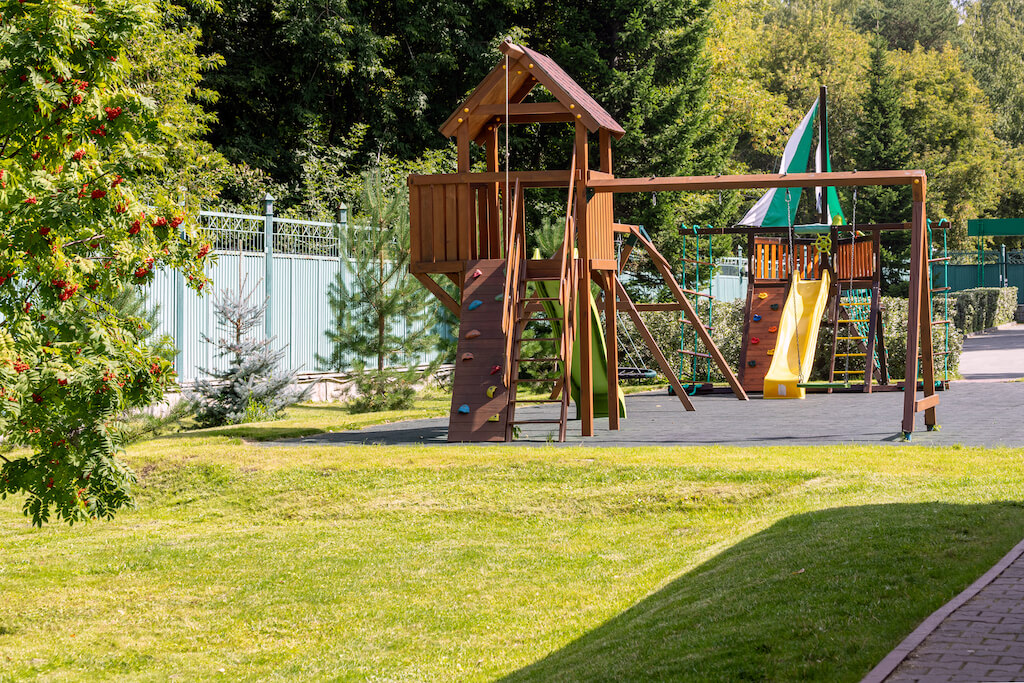 Opóźnienie w wykonaniu umowy na plac zabaw i kuchnię błotną, jakie mam prawa jako zamawiający