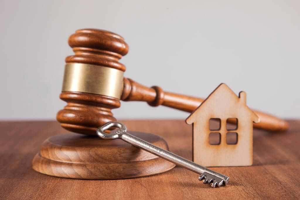 Zakup mieszkania w licytacji komorniczej, lokatorzy, eksmisja, ryzyka prawne