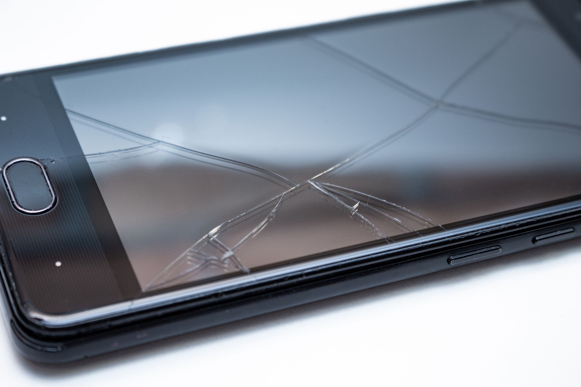 Uszkodzony telefon kupiony na Allegro, sprzedawca przerzuca winę na konsumenta