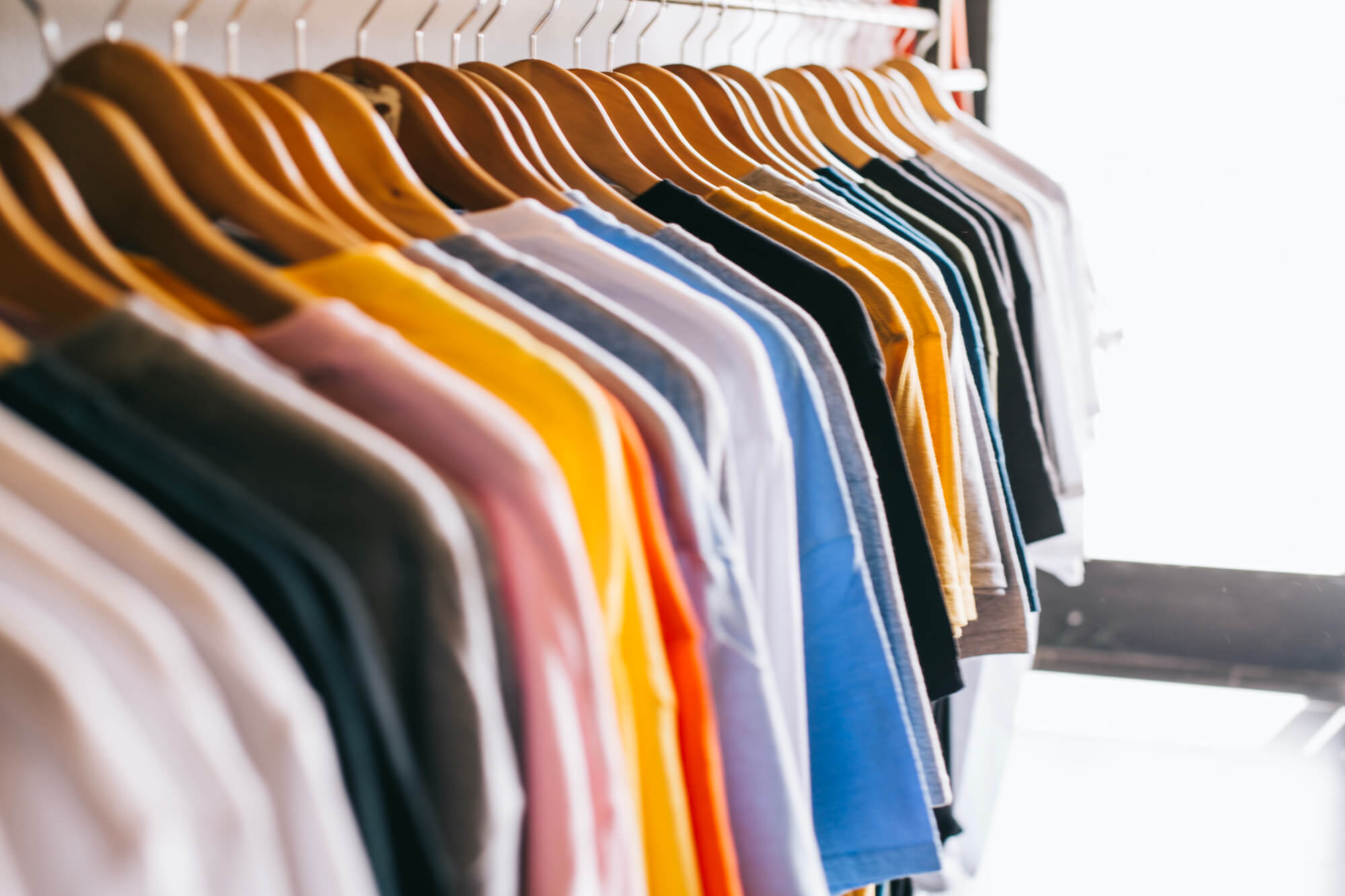 Zakup i sprzedaż produktów znanych marek odzieżowych