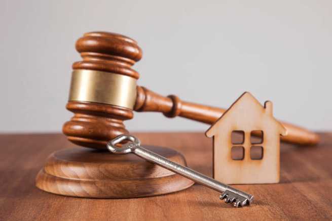 Zakup mieszkania w licytacji komorniczej, lokatorzy, eksmisja, ryzyka prawne