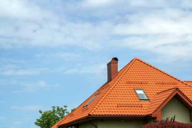 Czy pozwolić sąsiadowi wysunąć dach na moją działkę?
