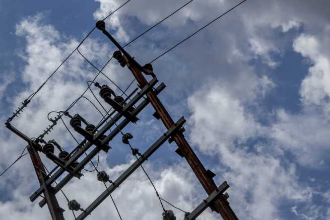 Słup energetyczny na prywatnej działce, jak dochodzić odszkodowania i ochrony własności?
