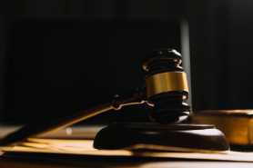 Rodzina zmarłego oskarża syna o to, że przyczynił się do jego śmierci, co robić?